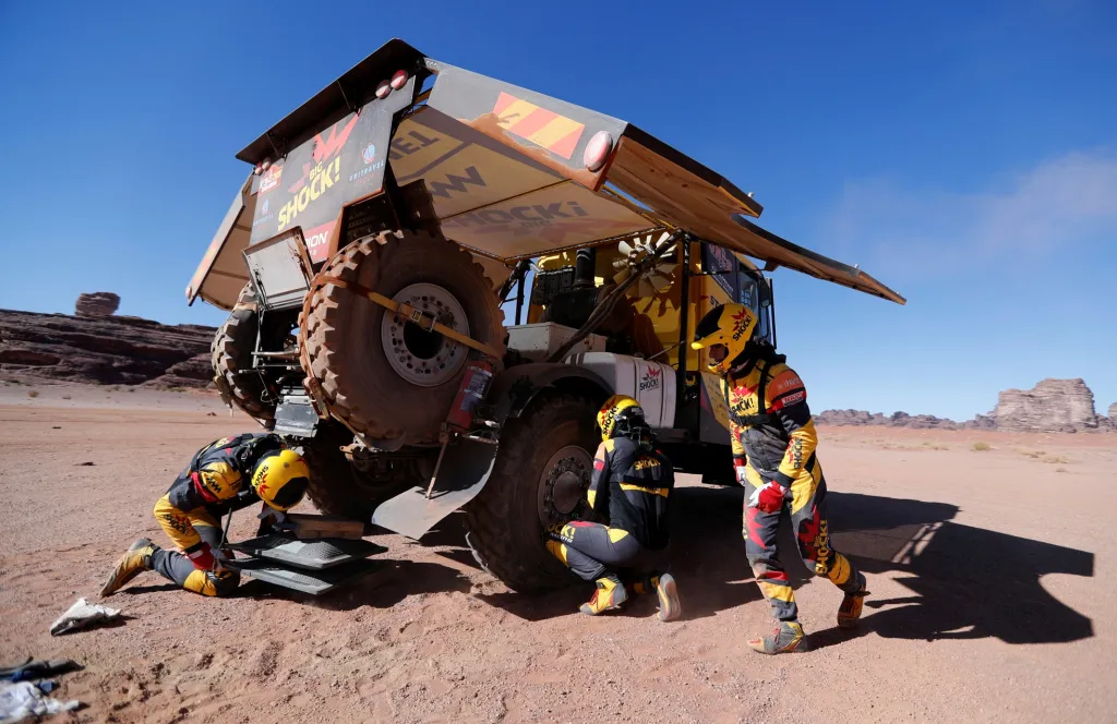 Posádka vozu řeší technické potíže během závodu Rallye Dakar v Saudské Arábii