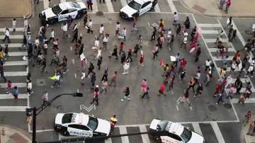 Protestní pochod v Dallasu před začátkem útoku