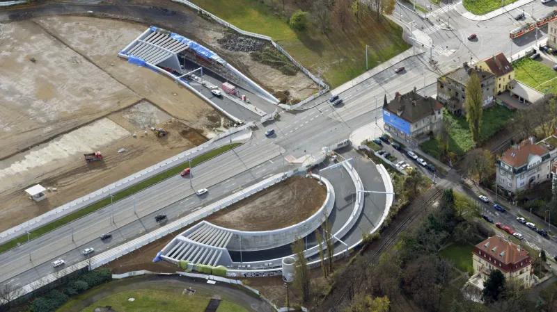 Výjezd z tunelů komplexu Blanka na Letné