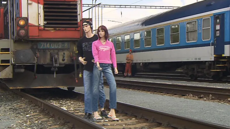 Nepozornost na kolejích...