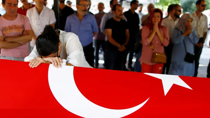 Příbuzní obětí atentátu v Istanbulu