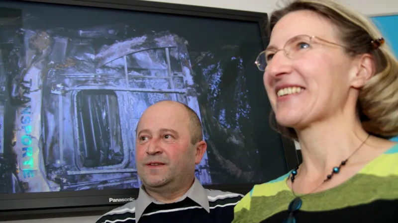 Hana a Miroslav Hrbáčkovi, v pozadí ohořelá cisterna