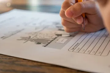 Známka dětem nic neřekne, slova mohou ale více ranit, zaznívá v debatě o hodnocení