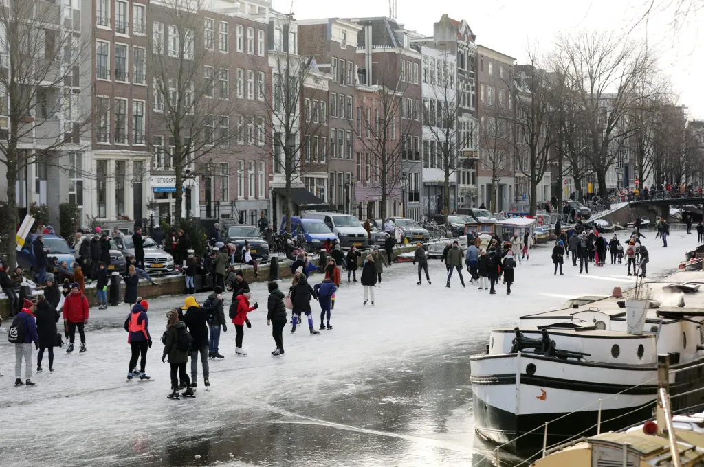 Zamrzlé kanály si užívají bruslařští nadšenci v Nizozemí