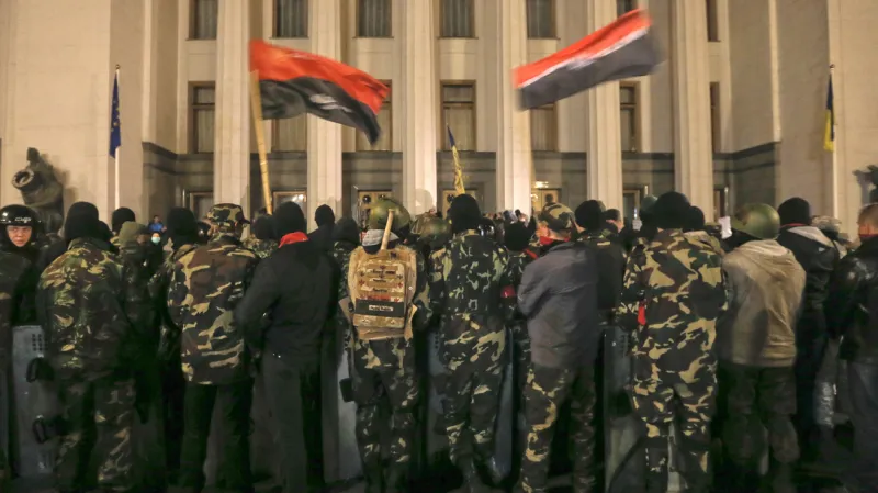 Členové Pravého sektoru před parlamentem v Kyjevě