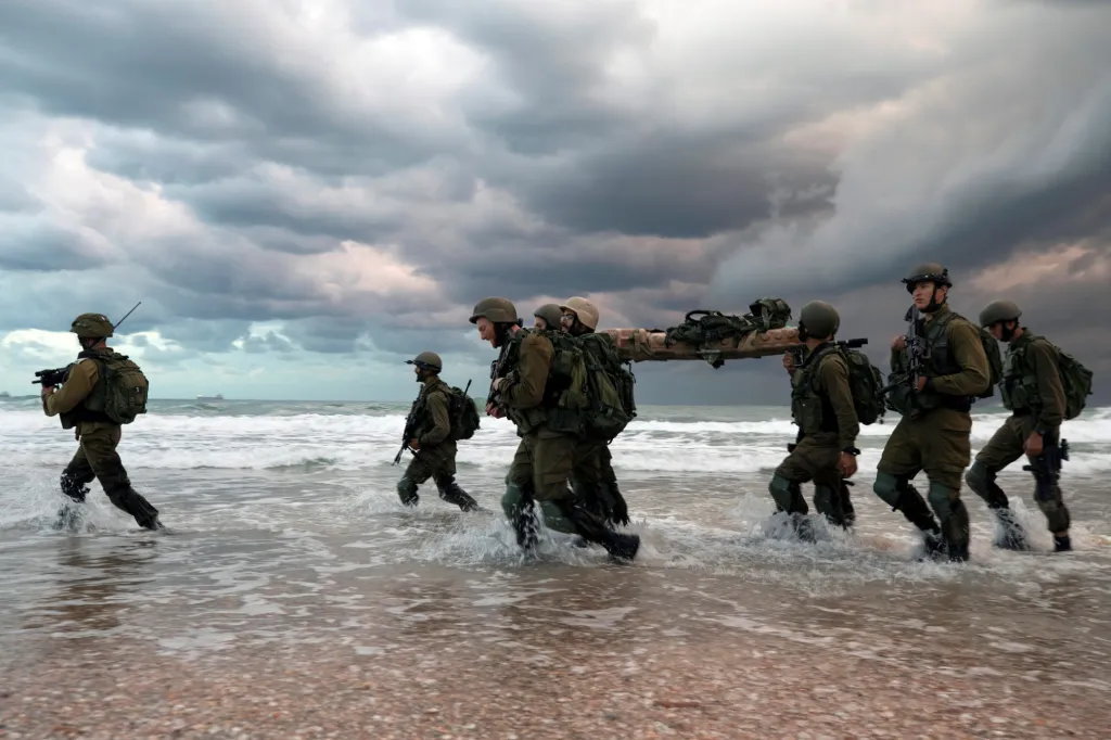 Izraelští vojáci se účastní tréninku na pobřeží Středozemního moře v Aškelonu v Izraeli