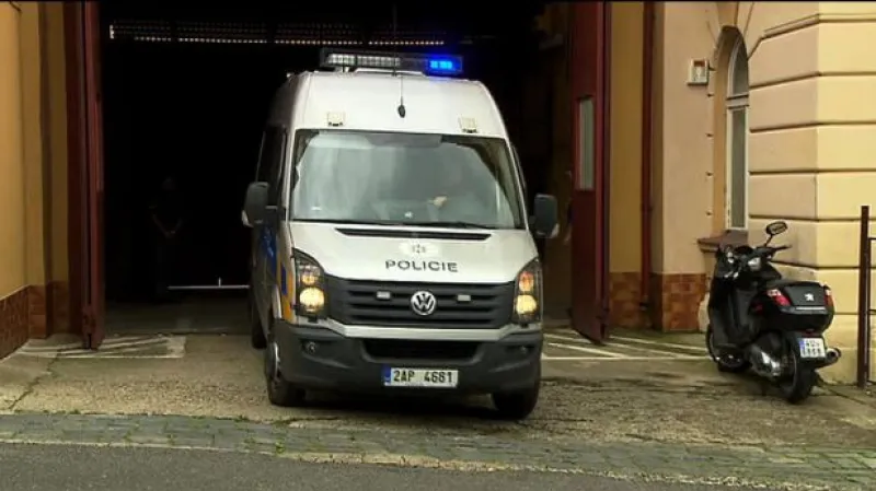 Eskorta s Davidem Rathem opouští věznici