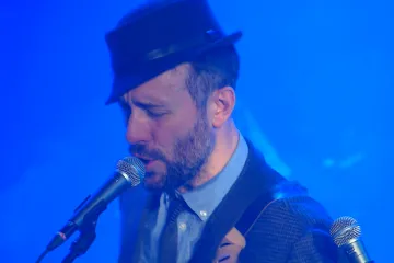Charlie Winston přesvědčoval pražské publikum, že si vystačí i sám