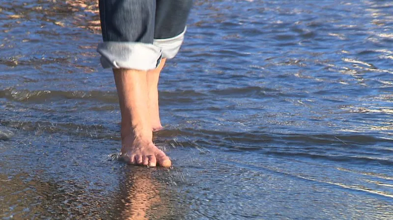 Brod přes zatopenou silnici