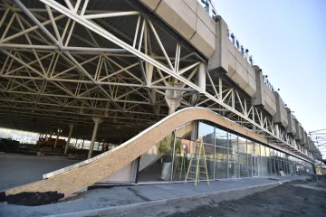 Pod temnou střechu Zvonařky přivádějí dělníci světlo. Oprava brněnského autobusového nádraží se chýlí ke konci