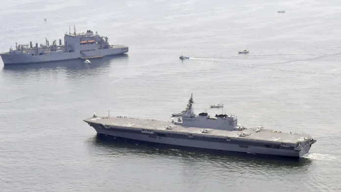 Japonský vrtulníkový torpédoborec Izumo doprovází americkou zásobovací loď
