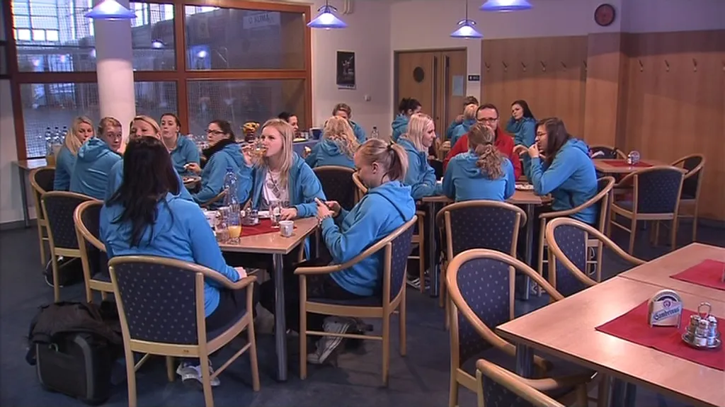 České házenkářky se před devítihodinovou cestou posílily