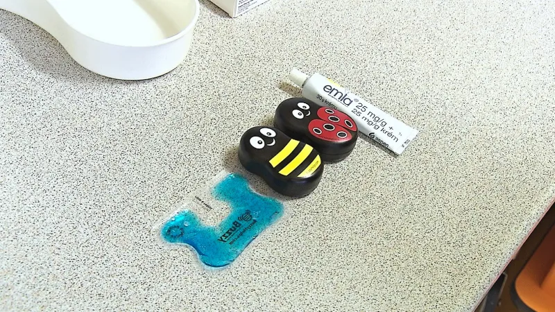 Strach tlumí sestry pomocí buzzy zařízení, chladící podložky a znecitlivujícího krému