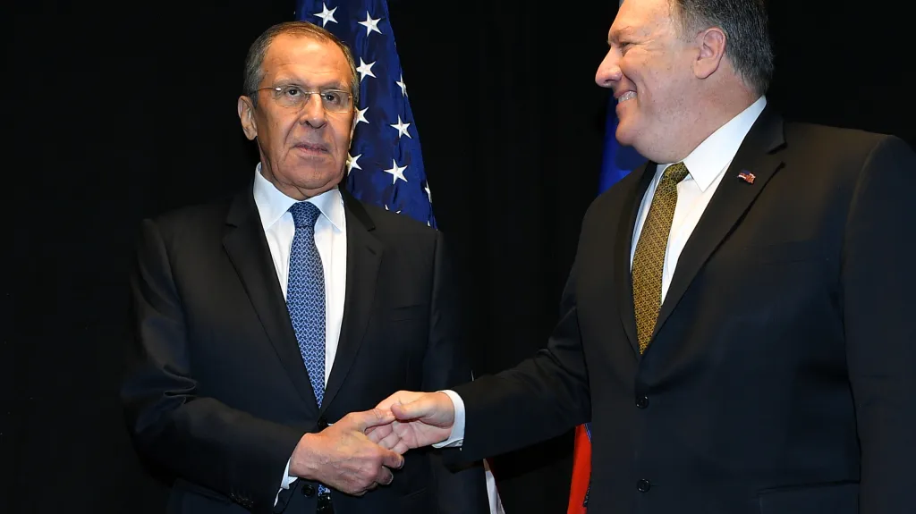 Ruský ministr zahraničí Sergej Lavrov a jeho americký protějšek Mike Pompeo