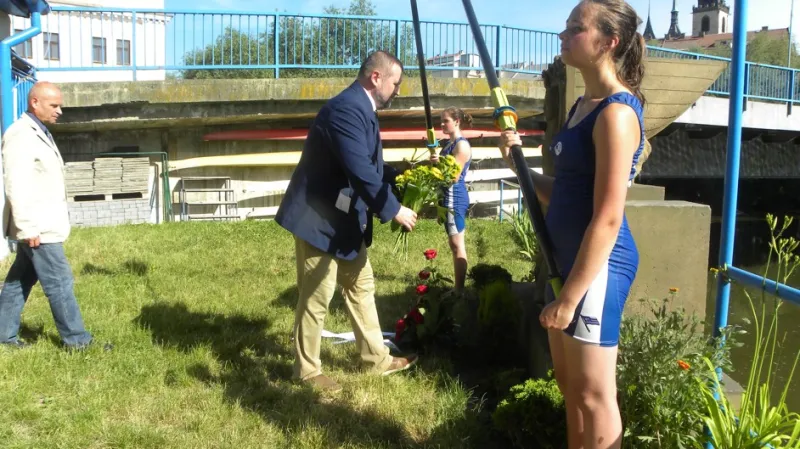 Vzpomínka na popravené veslaře v Lounech