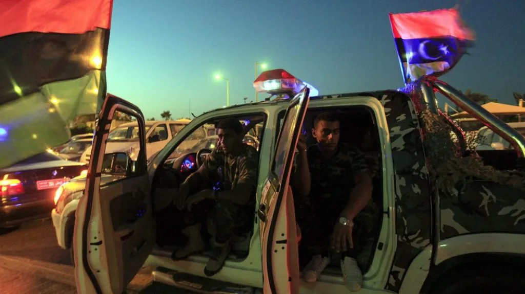 Lybijští vojáci přijíždějí pro posílení bezpečnosti před volební ústředí v Benghazi