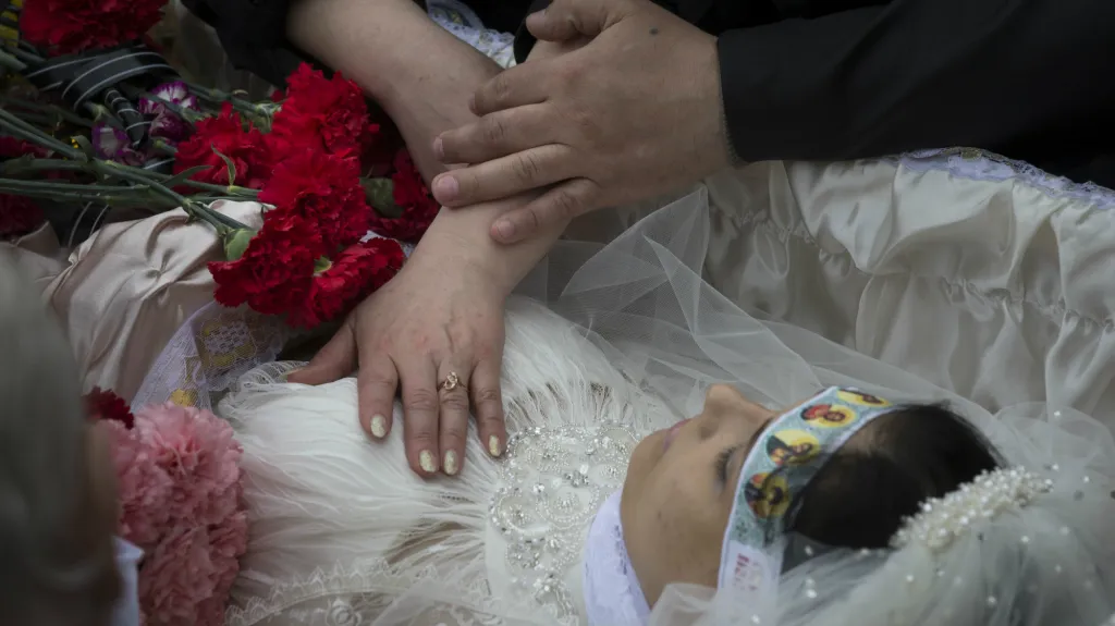 Pohřeb Julije Izotovové