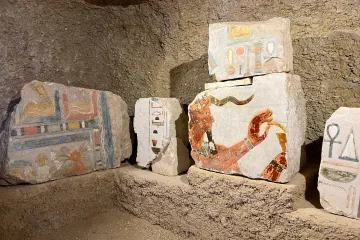 Barevné kvádry, starověké nápisy i dětská rakev. V Luxoru ukázali nové objevy