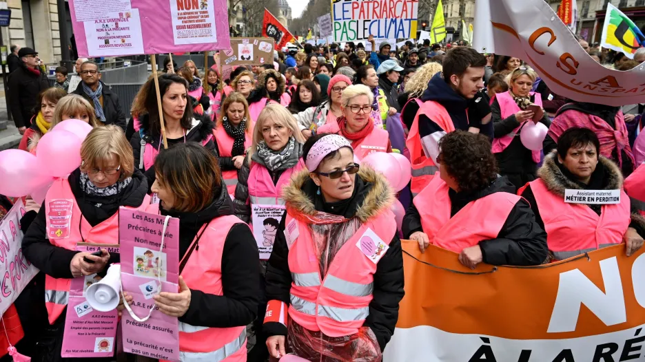 Do protestů se zapojily ženy v růžových vestách
