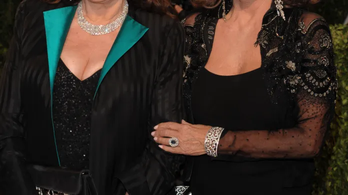Spisovatelka Jackie Collinsová a její sestra, herečka Joan Collinsová