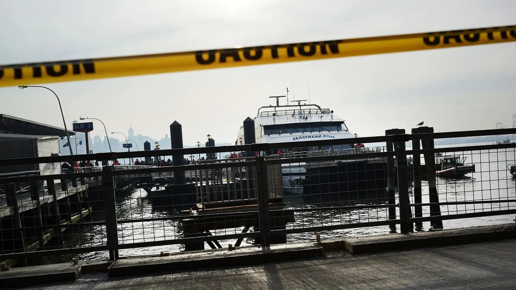 Trajekt na Manhattanu narazil do mola