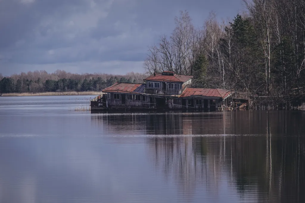 Napůl potopená loď v místní vodní nádrži