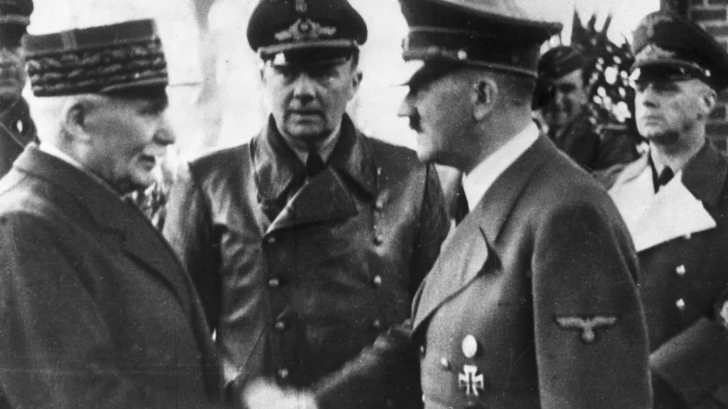 Henri Philippe Pétain (vlevo) a Adolf Hitler
