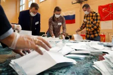 Ruský plebiscit o ústavě skončil. Opozice shromažďuje informace o podvodech