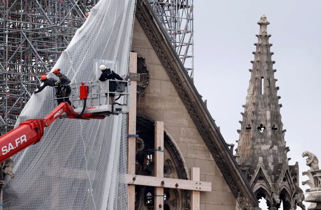 Z Notre-Dame začínají po ničivém požáru sundavat poškozené lešení