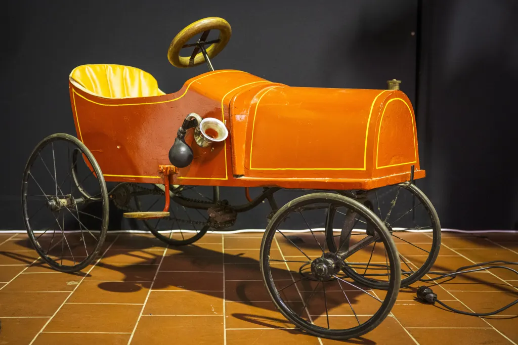 V Technickém muzeu Liberec začíná sezonní výstava Od šlapacího autíčka k formuli