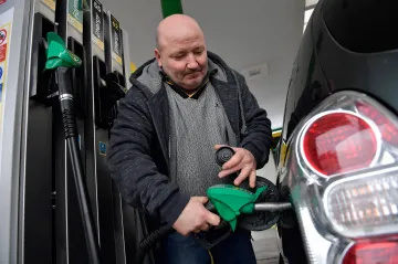 EU se musí obejít bez ruských ropných produktů, Kreml bez peněz za ně. Začalo platit embargo