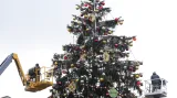 Přípravy na zahájení vánočních trhů na Staroměstském náměstí den před rozsvícením stromu