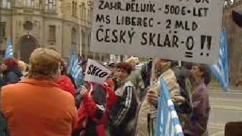 Skláři před úřadem vlády poukazují na nečinnost vlády.