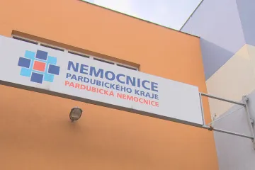 Pardubická nemocnice nevyšetřila muže, který trpěl covidem-19 a s nemocí zemřel. O podezření jsme nevěděli, hájí se lékaři