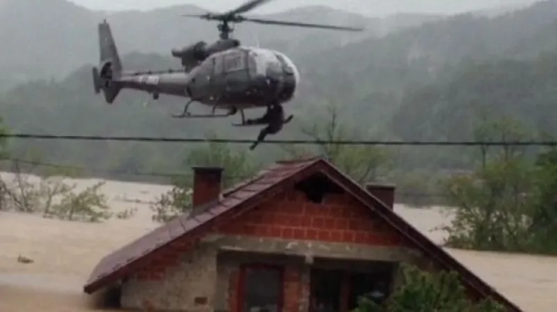 Voda na Balkáně klesá, úklid komplikují zničené silnice i minová pole