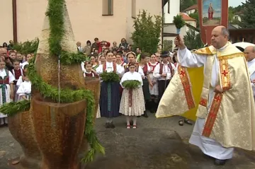 Svěcení minerálních vod asistovala i ta dešťová