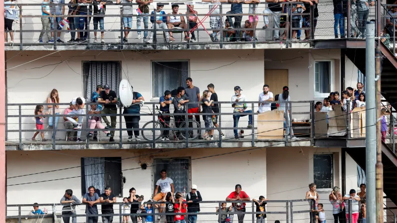 Obyvatelé sídliště Luník IX při návštěvě papeže Františka