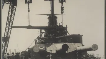 Instalace 305mm děla do věže č. 3 na zádi bitevní lodi třídy Tegetthoff