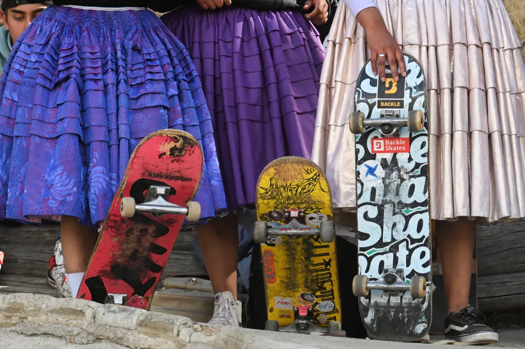 Bolivijské „cholitas“ předvádí své schopnosti na skateboardu