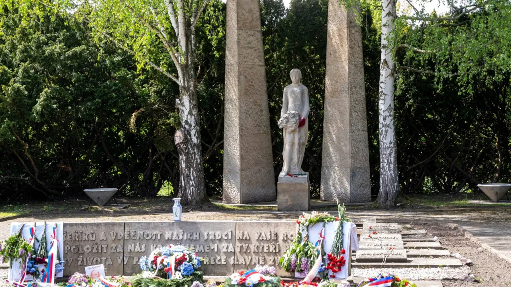 Poničený pomník v Děčíně, bílé ubrusy na okrajích zakrývají písmena Z