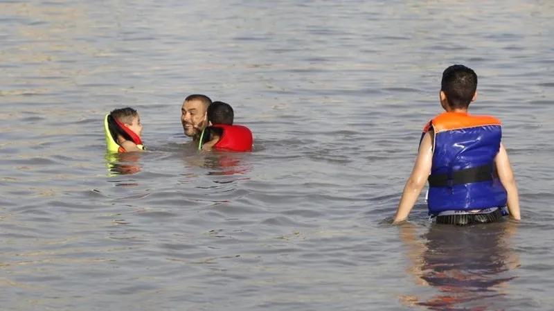 Iráčané se chladí v řece Tigris