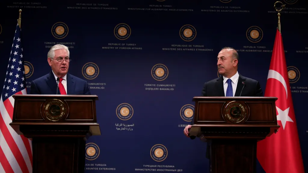 Ministři zahraničí Rex Tillerson a Mevlut Cavusoglu