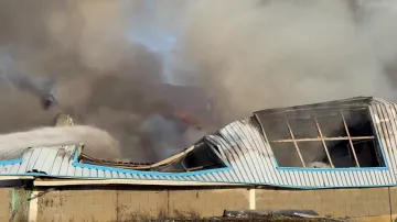Hasiči likvidují požár skladu elektrokoloběžek v Čelákovicích