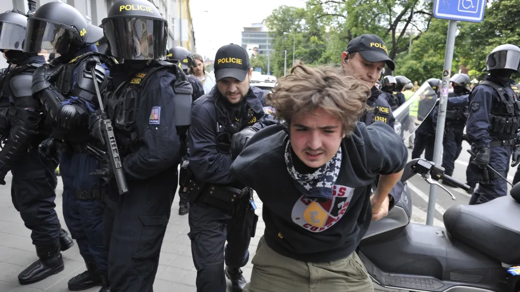 Při demonstraci v Brně policie nasadila těžkooděnce