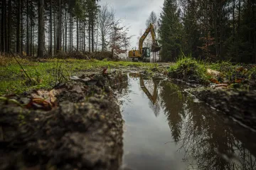 Místo nepoužívaných cest budou v Jizerských horách jámy a hráze. Mají zadržet vodu v krajině