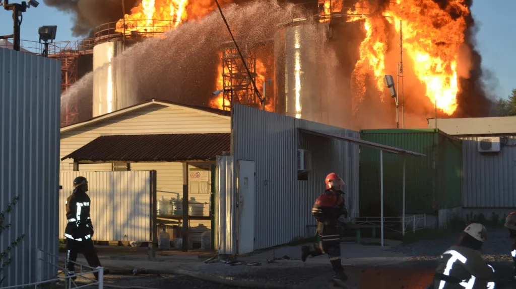Požár zásobníků ropy u obce Vasylkiv