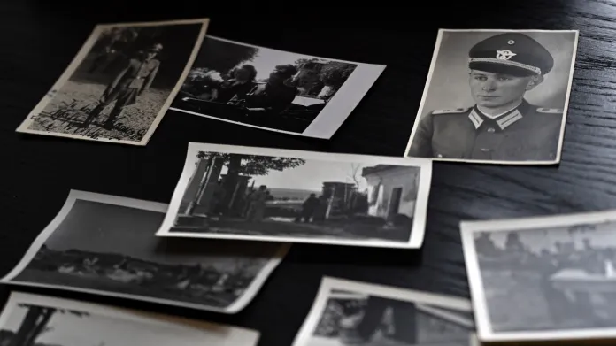 Fotografie dokumentující vypálení Leskovic. Vpravo v pozadí Walter Hauck