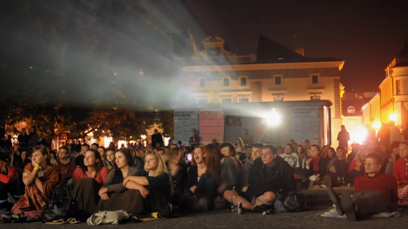 Promítat se bude v šesti sálech, na náměstí i v parku