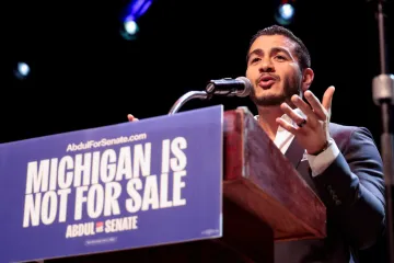 V demokratických primárkách v Michiganu podle odhadů těsně vede El-Sayed