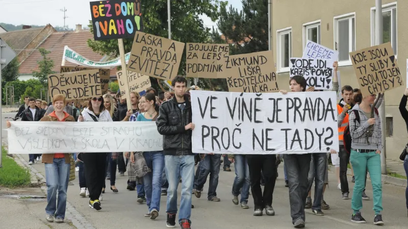 Demonstrace za odvolání ředitelky Machovcové v roce 2012